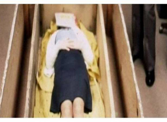 زوجان يخطفان فتاة ويضعانها داخل تابوت لمدة 7 سنوات لهذا السبب زوجان يخطفان فتاة ويضعانها داخل تابوت لمدة 7 سنوات لهذا السبب