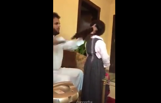 بالفيديو.. شاهد سعودى يصفف شعر ابنته بالمكنسة بالفيديو.. شاهد سعودى يصفف شعر ابنته بالمكنسة