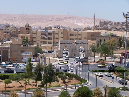 تعبيد شوارع المنطقة الثالثة في الزرقاء