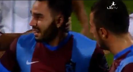 لاعب تركي يبكي ويترك الملعب بعد ان شتم الجمهور والدته