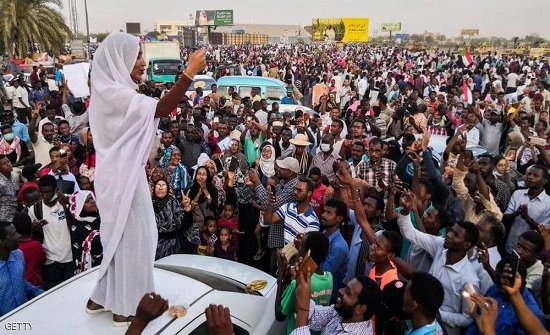 محتجو السودان: لن نفض الاعتصام قبل "تسليم السلطة" محتجو السودان: لن نفض الاعتصام قبل "تسليم السلطة"