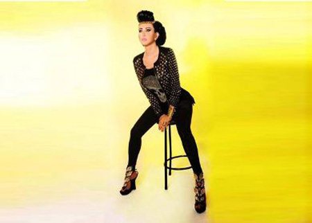 جيني إسبر في لوك غريب وجريء