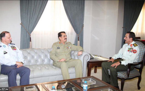 الزبن ورئيس اركان الجيش الباكستاني يتابعان تمرينا عسكريا