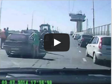 سيارة مسرعة تصدم عمال صيانة الطرق