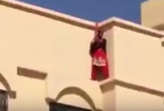 شاهد: هكذا حاول رجل أن يمنع خادمة من الانتحار.. بالفلفل
