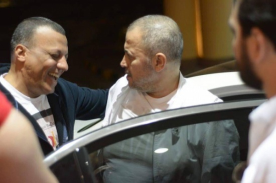 بالصور - جورج وسوف يستند على عكازه.. وهذا ما فعله مع محبيه بالصور - جورج وسوف يستند على عكازه.. وهذا ما فعله مع محبيه
