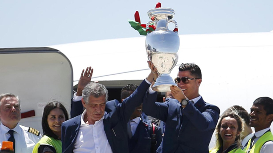 استقبال أسطوري لمنتخب البرتغال في لشبونة (فيديو) استقبال أسطوري لمنتخب البرتغال في لشبونة (فيديو)
