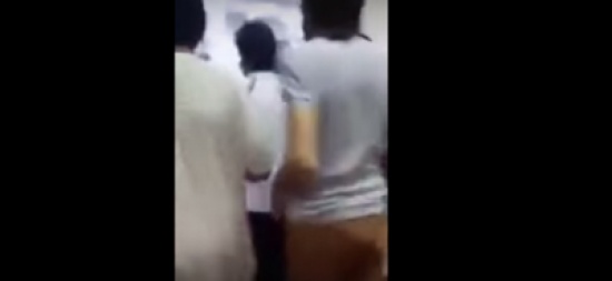 بالفيديو.. سعوديون يضربون شابًا لغنائه في ميكروفون مسجد بالفيديو.. سعوديون يضربون شابًا لغنائه في ميكروفون مسجد