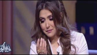 شاهد: موقف يدفع مذيعة عربية للبكاء والانسحاب