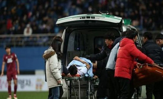شاهد .. لاعب يتعرض لإصابة مروعة بعد سقوطه على رقبته – فيديو شاهد .. لاعب يتعرض لإصابة مروعة بعد سقوطه على رقبته – فيديو