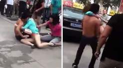 رجل يحاول انقاذ عشيقته من هجوم زوجته وابنته عليها في وسط الشارع رجل يحاول انقاذ عشيقته من هجوم زوجته وابنته عليها في وسط الشارع