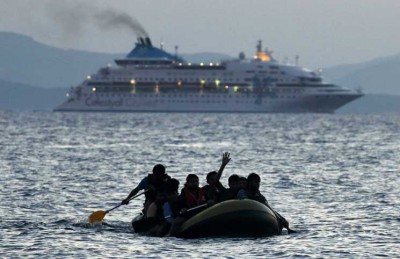 سفينة لاجئين سوريين تغادر جزيرة يونانية إلى البر الرئيسي