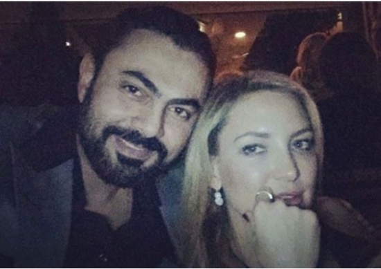 محمد كريم يحتضن كيت هدسون ويتغزل بها