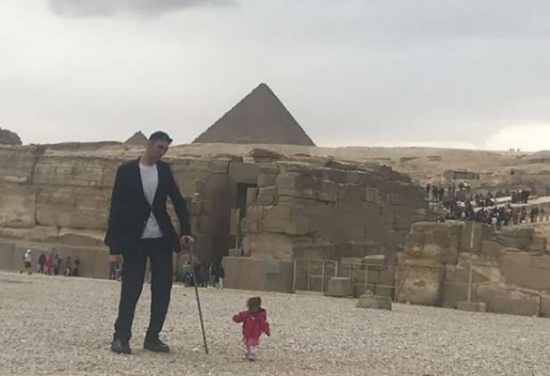 أطول رجل في العالم يصل إلى مصر! أطول رجل في العالم يصل إلى مصر!
