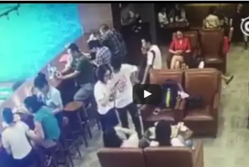 شاهد.. لص يسرق هاتفا محمولا في ثانية