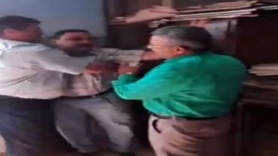 فيديو| موظف مصري يحاول الانتحار وزملاؤه ينقذوه في آخر لحظة فيديو| موظف مصري يحاول الانتحار وزملاؤه ينقذوه في آخر لحظة