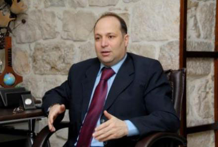 ضرار جمو كان " بائع صحف " والأسد منحه " فيلا ولقب دكتور " ضرار جمو كان " بائع صحف " والأسد منحه " فيلا ولقب دكتور "