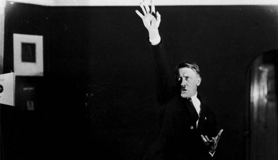 شاهد.. صور محرجة لهتلر أخفيت عن العالم 90 عامًا
