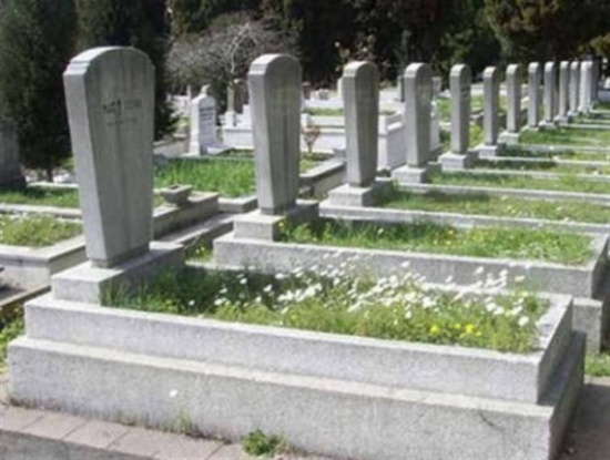 طُردت من عملها لانّها رقصت في المقبرة...!