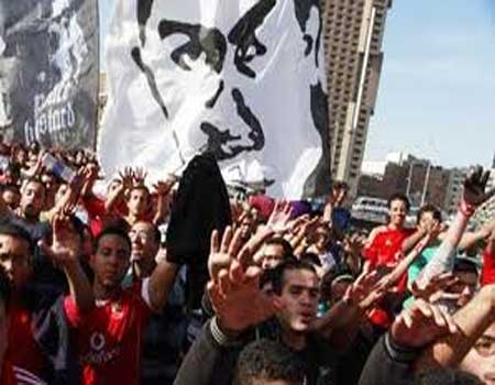 مشجعو النادي الأهلي لكرة القدم يتظاهرون بالقاهرة مطالبين بالقصاص من قتلة رفاقهم
