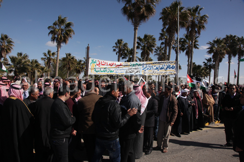 بالصور : الاردنيون في استقبال الملك والتضامن مع عائلة الكساسبة على طريق المطار