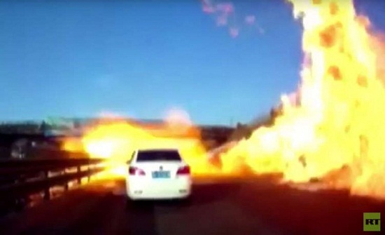 بالفيديو: سيارة تنقلب إلى كتلة من اللهب في لحظات بالفيديو: سيارة تنقلب إلى كتلة من اللهب في لحظات