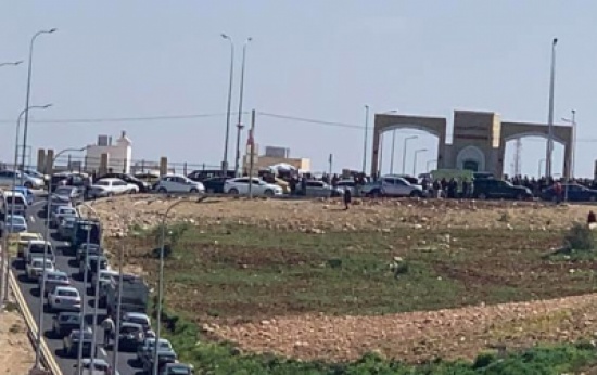 مئات المواطنون يتجمهرون بمحيط مستشفى السلط