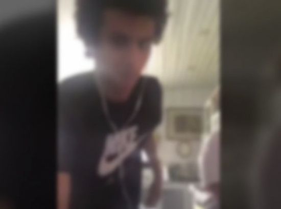 تداول فيديو لـ شاب يتحرش جنسياً بخادمة منزلية في مكان مغلق! تداول فيديو لـ شاب يتحرش جنسياً بخادمة منزلية في مكان مغلق!