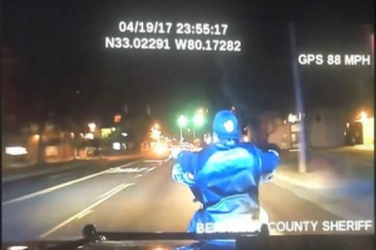 شاهد: مطاردة 5 دقائق انتهت بمقتل قائد دراجة بطريقة مروعة في أمريكا