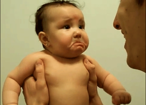 أب يرعب طفلته الرضيعة