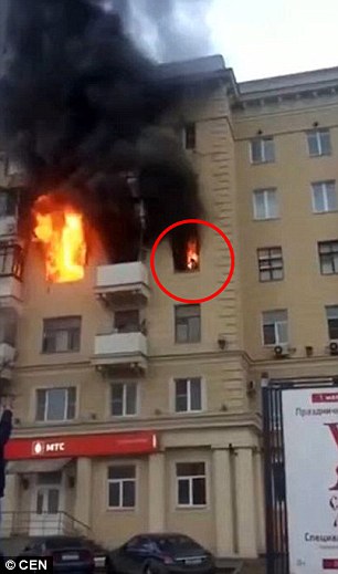 بالفيديو .. لحظة احتراق امرأة حية داخل مبنى مشتعل