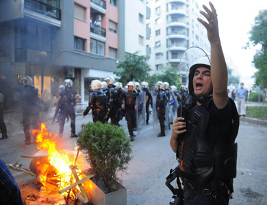 الشرطة التركية تغلق الطريق أمام محتجين متجهين إلى مقر رئيس الوزراء