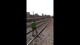 مصري يخاطر بحياته تحت قطار (فيديو) مصري يخاطر بحياته تحت قطار (فيديو)