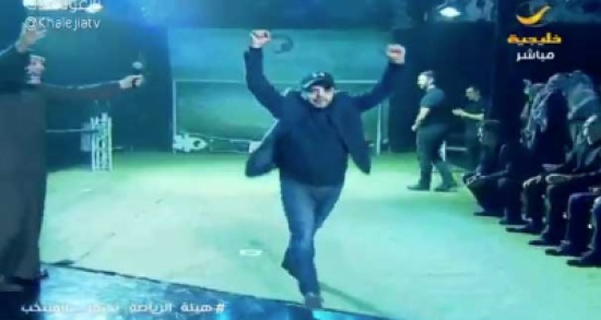 هنيدي يلقب نفسه “ميسي مصر” بعد تسجيله هدفا في حفل تكريم المنتخب السعودي… فيديو