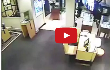 بالفيديو : لحظة سطو على أحد المتاجر