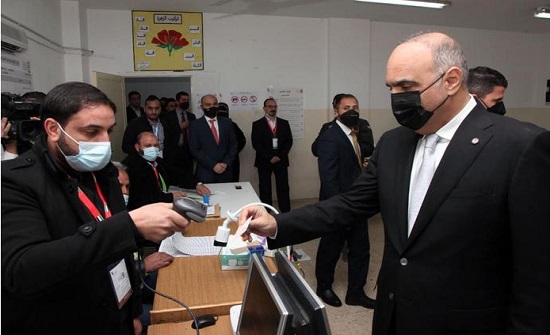 الخصاونة بعد الإدلاء بصوته: أدعو المواطنين لتحكيم ضميرهم