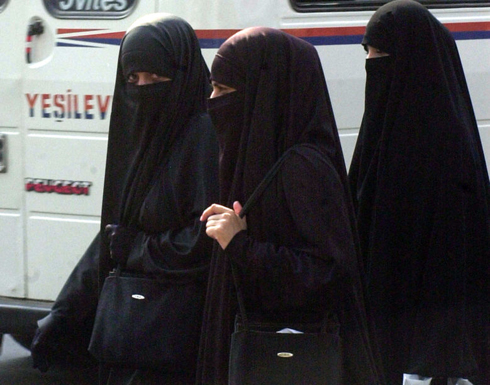 سياسي بريطاني يشبه النقاب بـ " كيس القمامة " !
