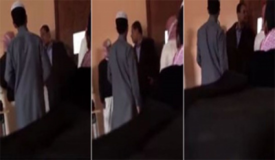 فيديو: محاولة اعتداء طلاب على معلم فيديو: محاولة اعتداء طلاب على معلم