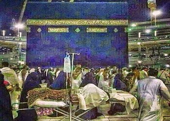 سعودية تصر على الطواف بالكعبة على "سرير المرض".. وابنها يلبي لها أمنيتها