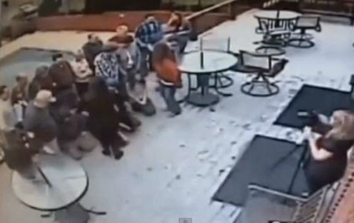 أرادوا أخذ صورة تذكارية فانهارت بهم الشرفة