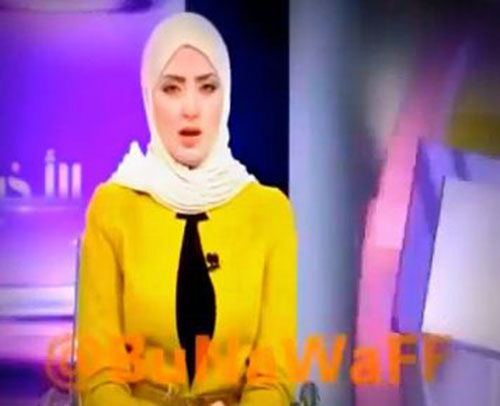 شاهد.. مذيعة تقع في خطأ مضحك أثناء قراءتها نشرة الأخبار