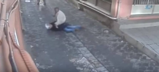 فيديو| أقسى رجل بالعالم شاهدوا ماذا فعل بزوجته عندما طلبت منه الطلاق