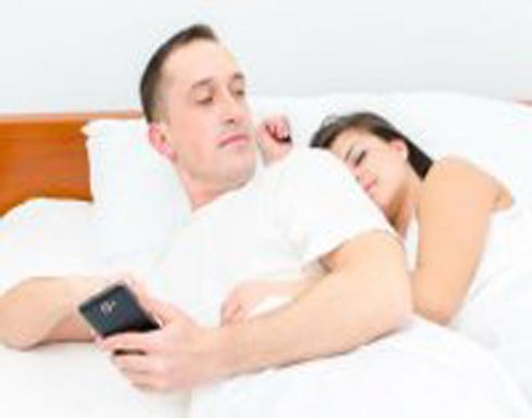 اكتشفي خيانة زوجك بهذه الحركات السبع