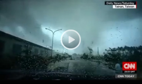 بالفيديو.. إعصار مدمّر يتلاعب بالسيارات في الهواء