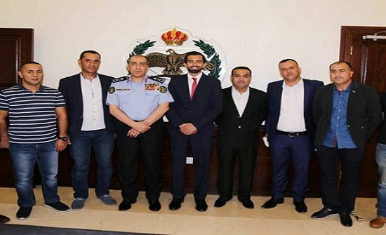 الحمود يكرم عددا من افراد البحث الجنائي واحد المواطنين الحمود يكرم عددا من افراد البحث الجنائي واحد المواطنين
