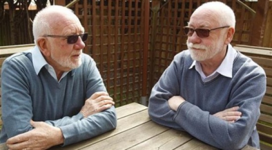 رجل ينتقل لبلدة جديدة ويكتشف شبيهاً طبق الأصل له