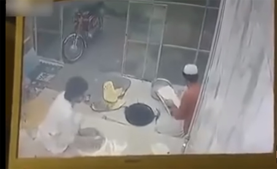 بالفيديو - باكستان : خباز يسقط داخل فرن مشتعل وينجو بأعجوبة بالفيديو - باكستان : خباز يسقط داخل فرن مشتعل وينجو بأعجوبة