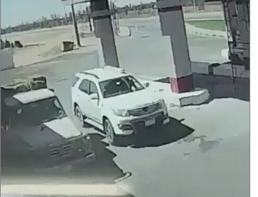 بالفيديو: لحظة اصطدام سيارة بمحطة وقود واشتعال النيران .. وردة فعل مثيرة للمتواجدين
