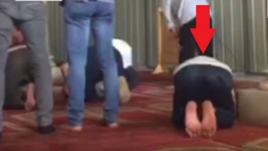 شاهد.. مصري يُصلّي مخالفاً لقبلة جامع الأزهر ويكشف عن السبب