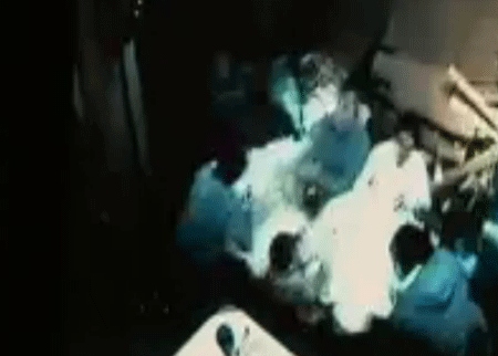 مخمور يقتحم مطعم بسيارته